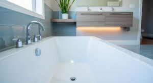 Weder Natron noch Essig: Klempner verrät simplen Trick, um Badewannenabfluss zu reinigen